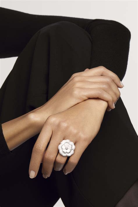 bague camélia chanel or blanc
